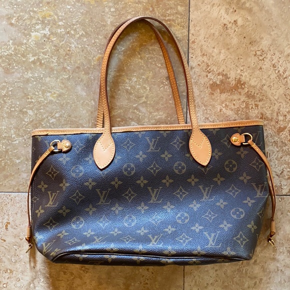 Louis Vuitton Handbags - Louis Vuitton Neverfull PM in GREAT condition. Perfect size